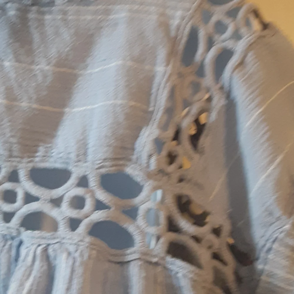 FREE PEOPLE BLUE AND WHITE CROPPED TOP, SIZE XS